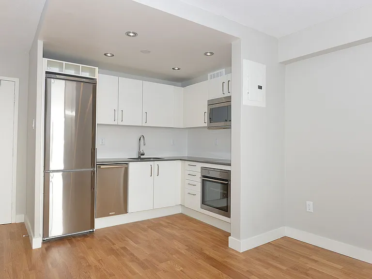 230 Oak St — Photo 43