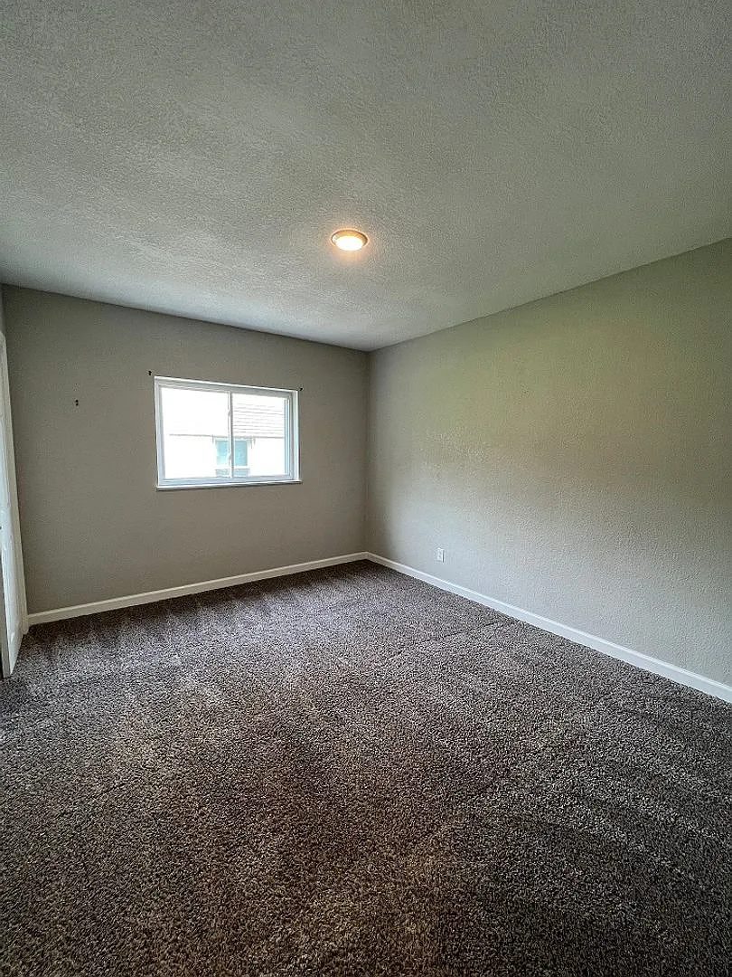 223 E 35th St. Davenport, IA 52806 — Photo 4