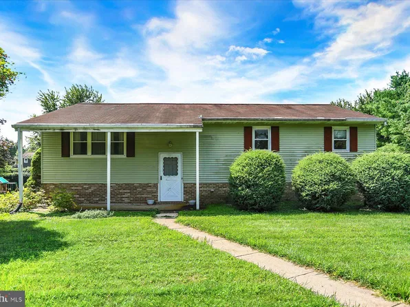 15 Parkside Dr, Hummelstown, PA 17036