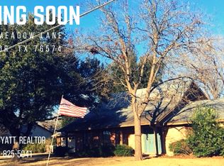 2408 Meadow Ln, Taylor, TX 76574
