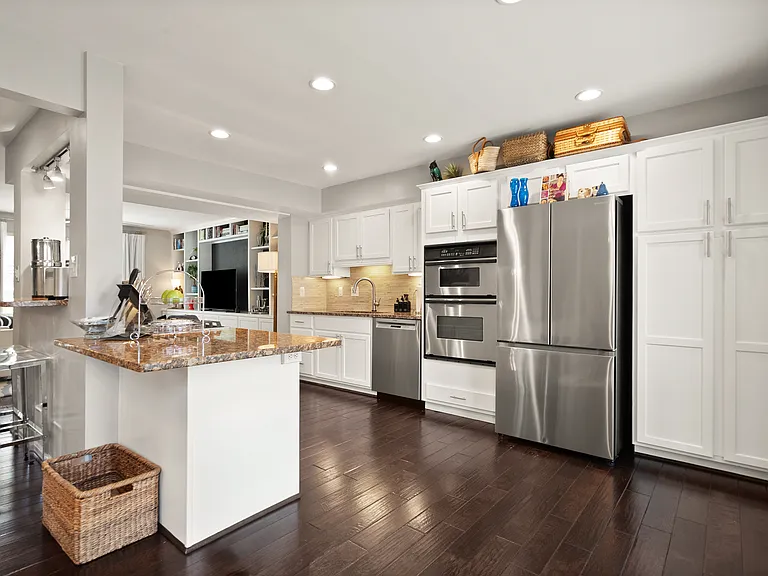 Kitchen with breakfast bar