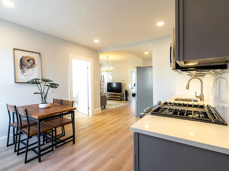 320 Hurley St — Photo 2