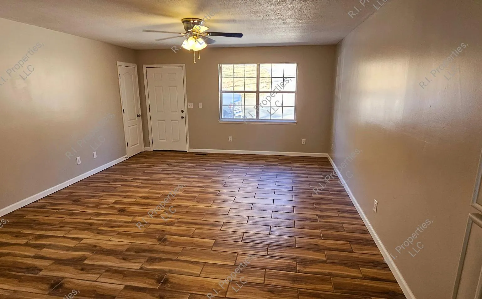 317 Willow Dr — Photo 4