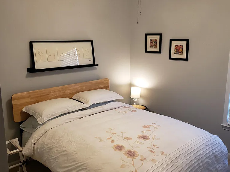 Queen size bed with sitting area- Bedroom3
