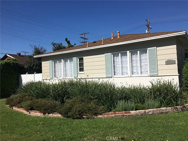 5711 Woodman Ave — Photo 2