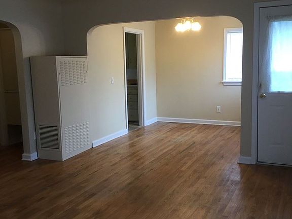 2nd image of 851 S Summit Ave