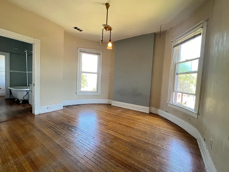 2259 N High St — Photo 18