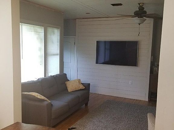 4th image of 527 Davis St