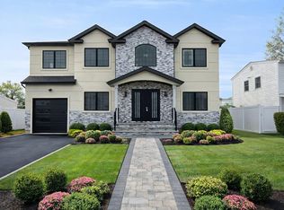 19 Crabtree Ln, Levittown, NY 11756