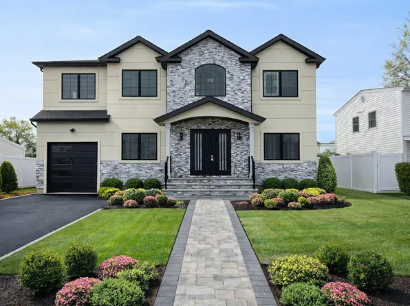 19 Crabtree Ln, Levittown, NY 11756