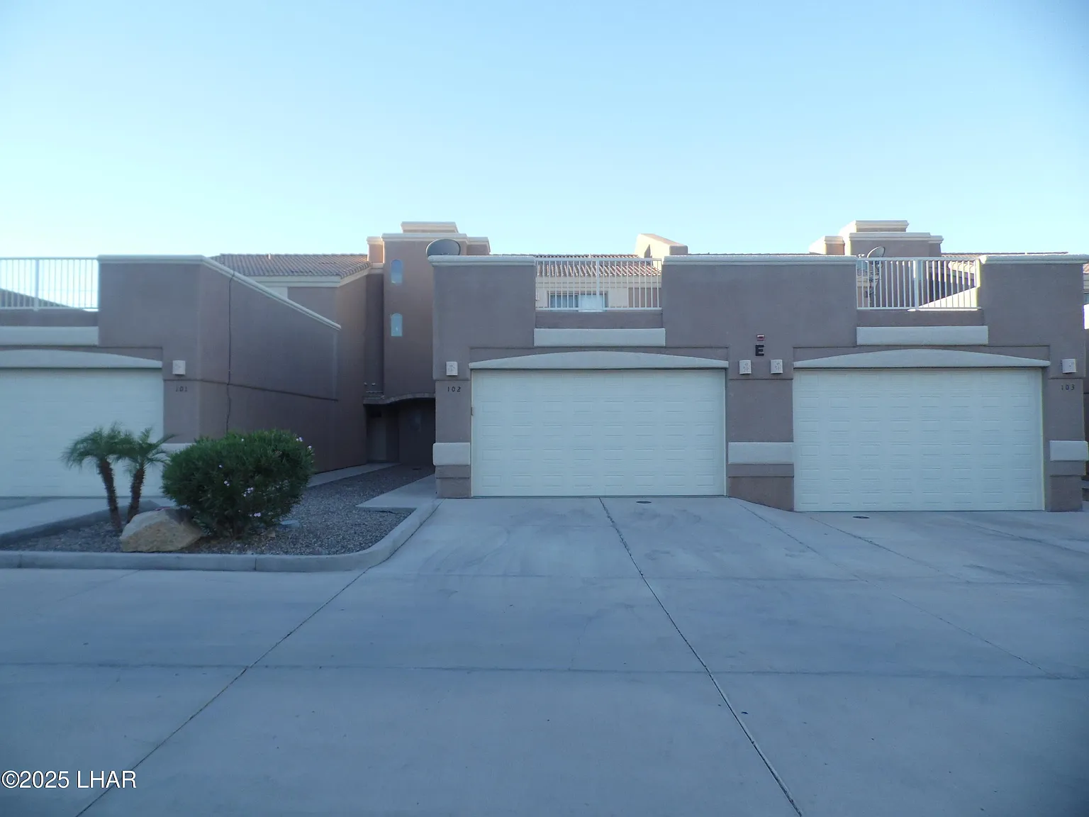 3 bed, 2.5 bath, 6760 sqft, $2,400 — Photo 2