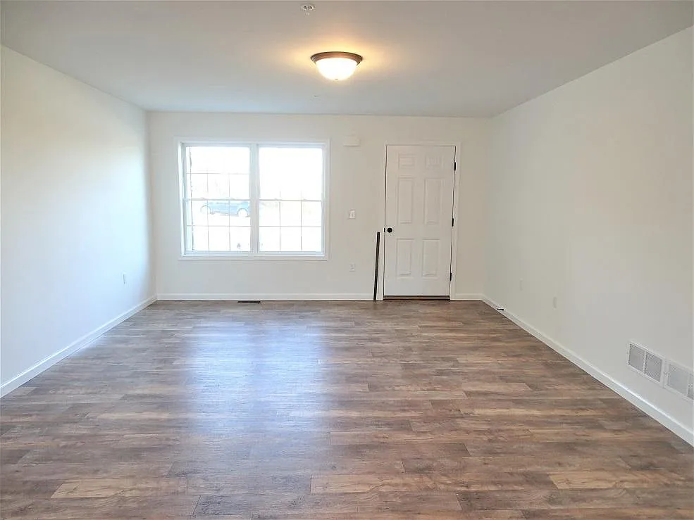 3 bed, 2.5 bath, 1634 sqft, $2,050 — Photo 2