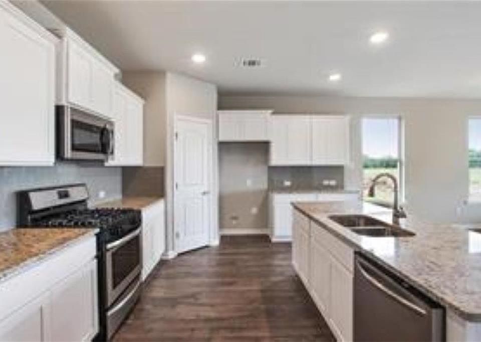 2nd image of 3211 Crest Ln