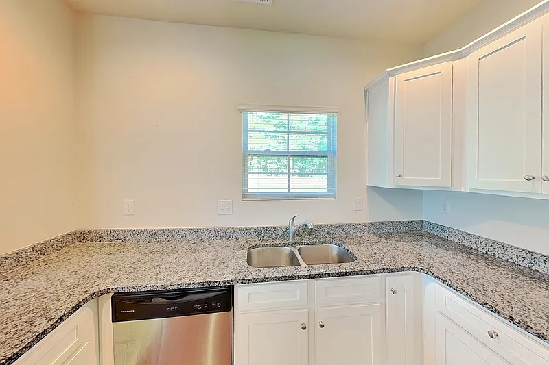 4 bed, 2.5 bath, 1755 sqft, $1,825 — Photo 4