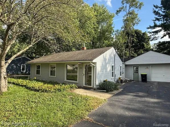 2848 Edna Jane Dr, Auburn Hills, MI 48326