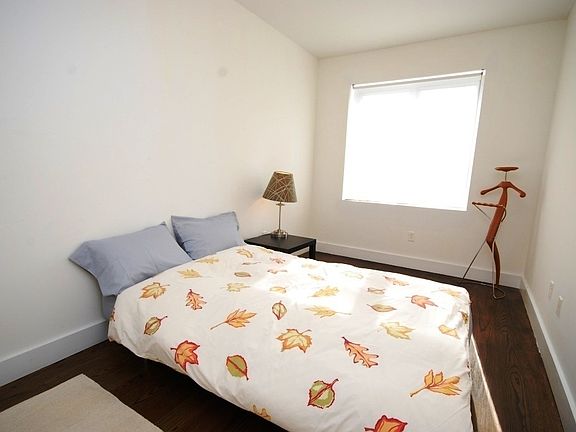 4th image of 1172 Dean St