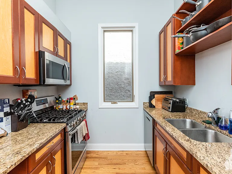 1133 W Addison St #3 — Photo 2