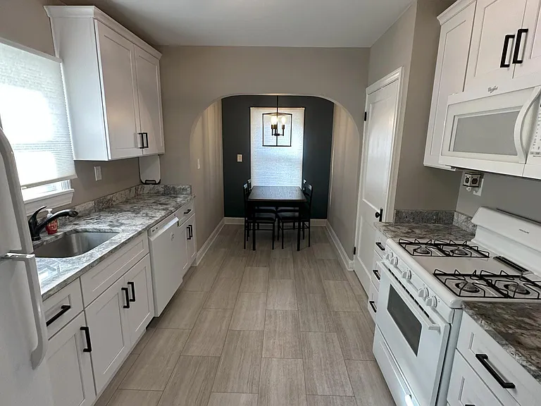 21503 Collingham Ave — Photo 4