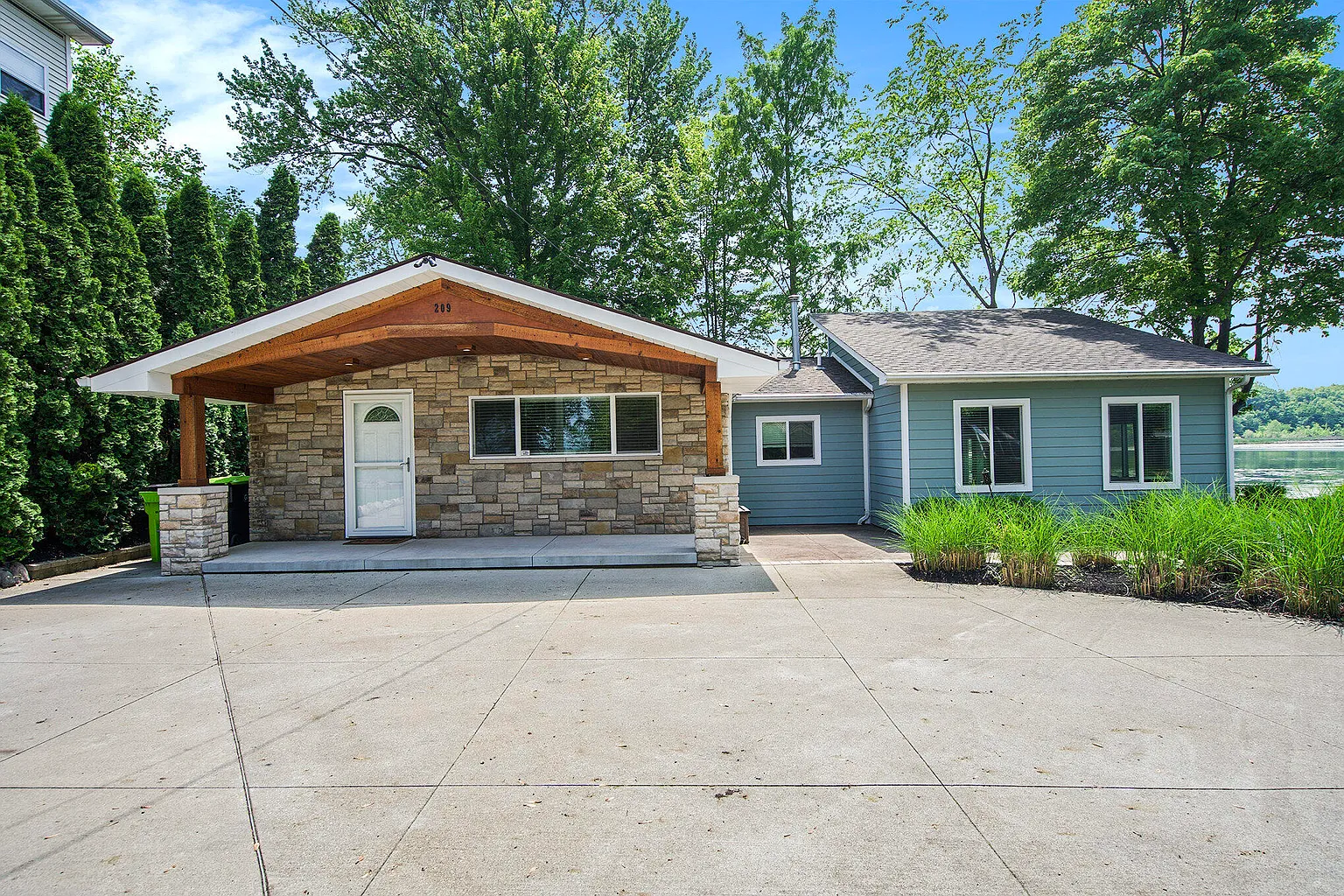 209 Charlotte Dr photo 1