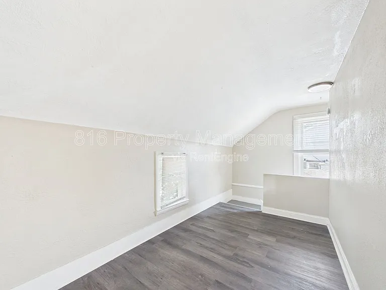 525 Splitlog Ave #R — Photo 10