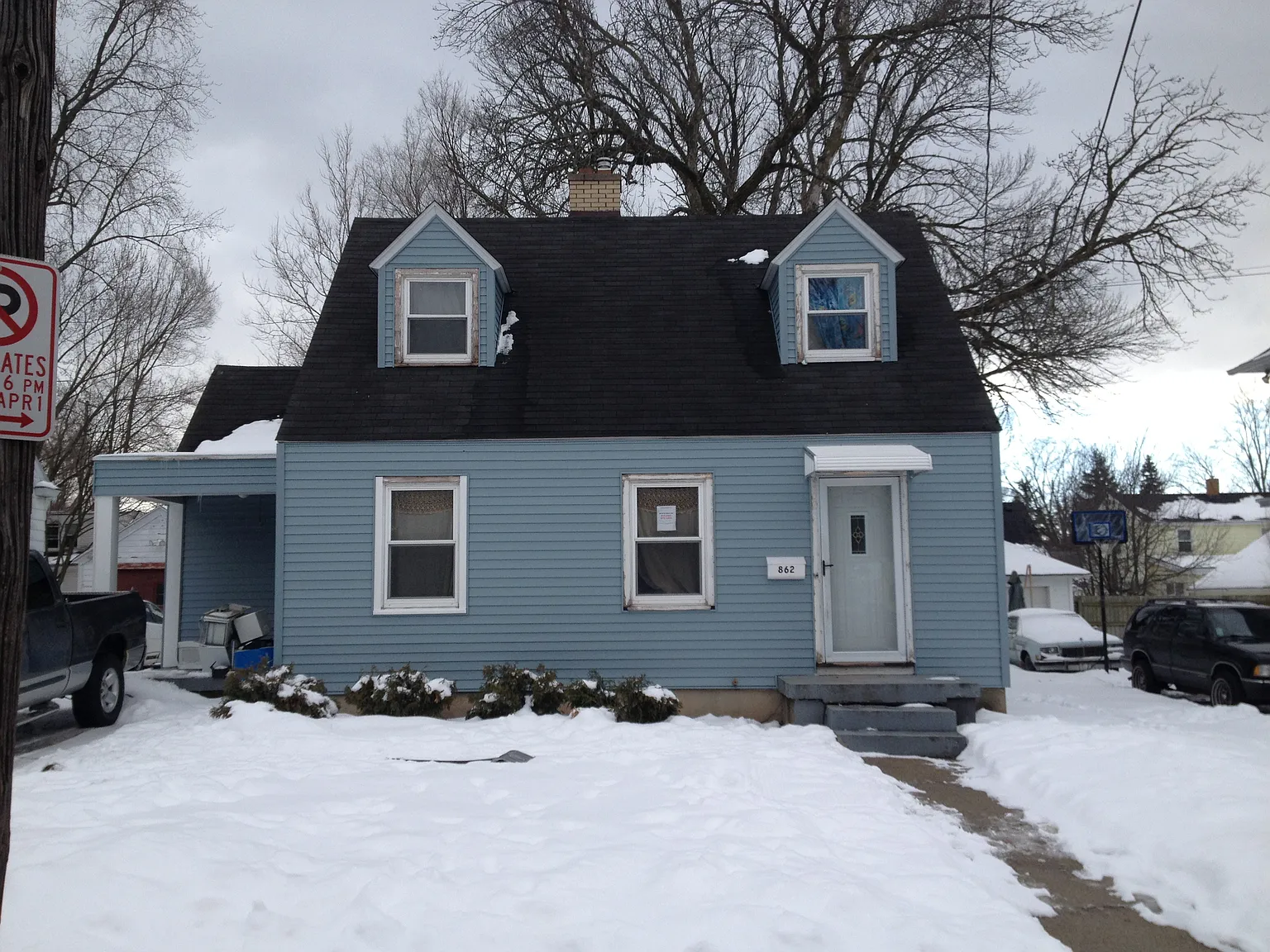 862 Hazen St SE photo 1