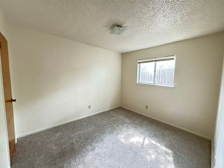 425 W Ave C — Photo 20