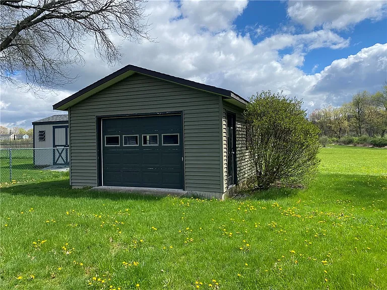 33 Suburban Dr — Photo 35