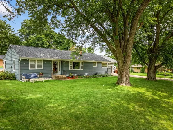 302 E Cunningham St, Winnebago, IL 61088