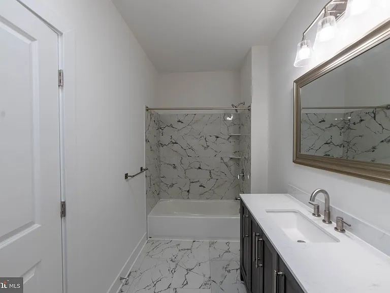 2721 W Mosher St — Photo 15