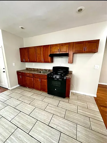 144 Alexander St Photo 1