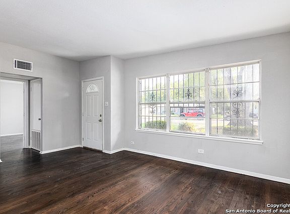 5th image of 135 Locknere Ln