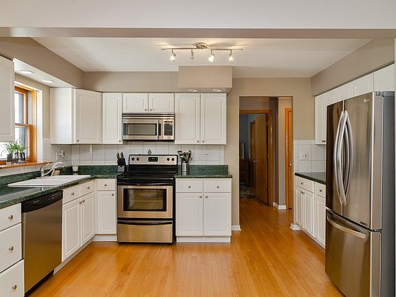 3rd image of 4637 N Hermitage Ave APT 3B