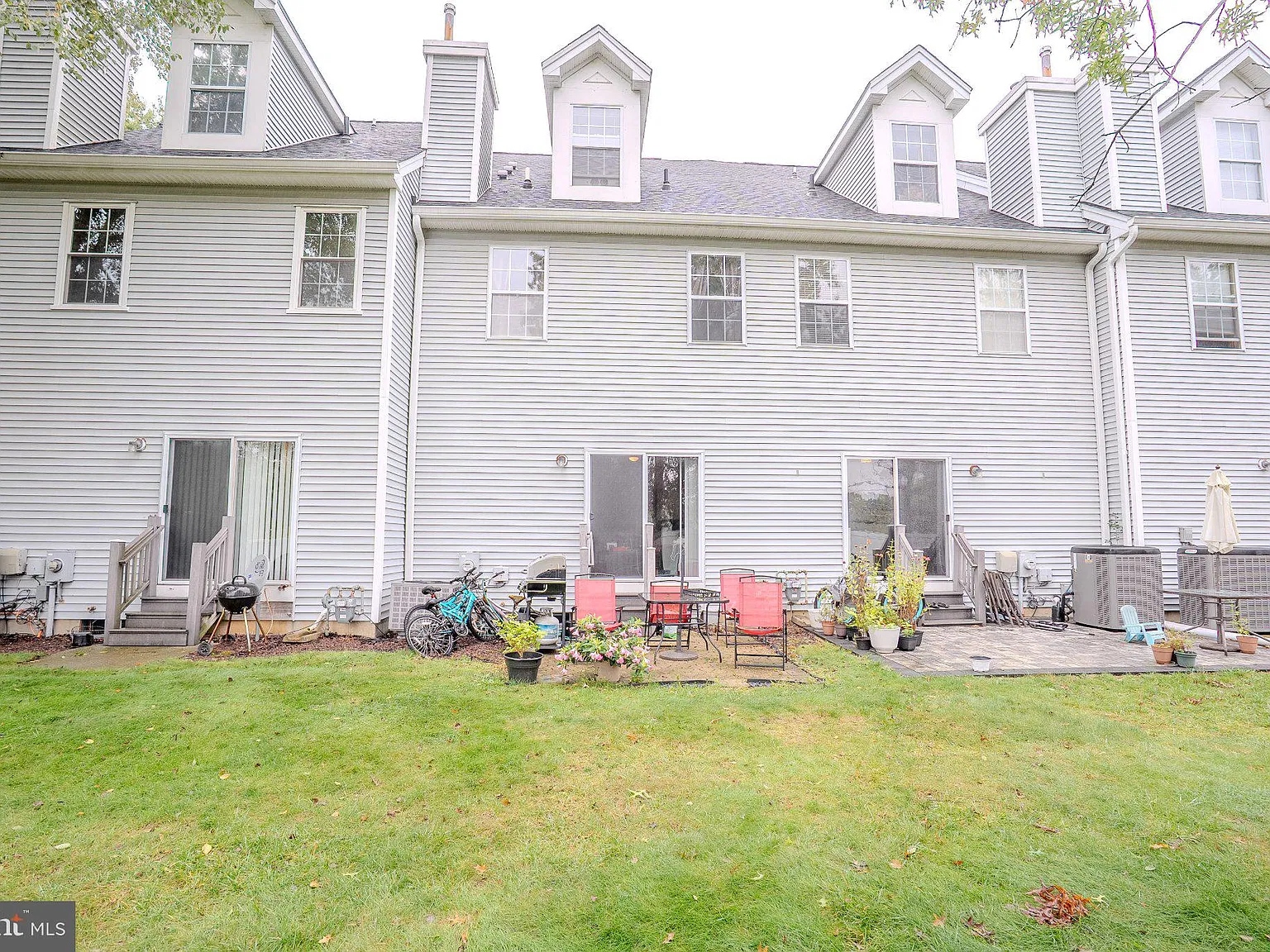 2 bed, 2.5 bath, 1933 sqft, $3,200 — Photo 3