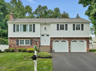 14 Skyline Dr, Latham, NY 12110