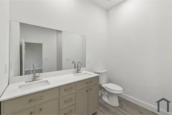 827 Carpenter St E — Photo 24