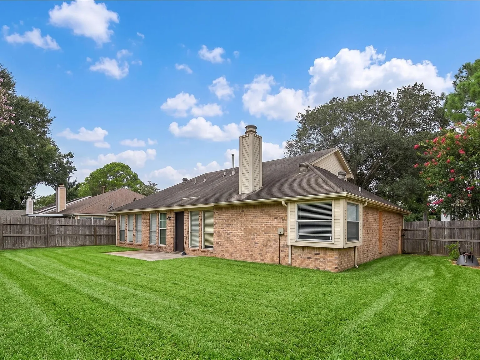 4 bed, 3.0 bath, 2463 sqft, $2,200 — Photo 3