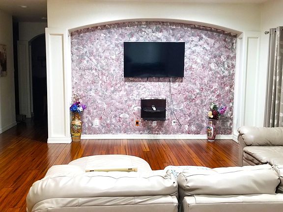 Living / Entertainment Area 1