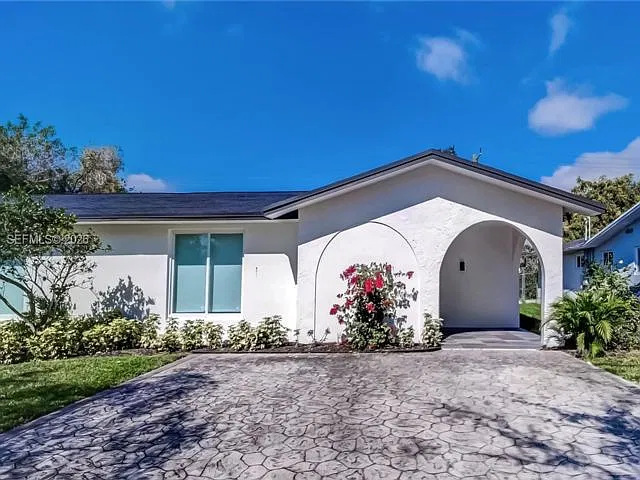 3 bed, 2.0 bath, 1641 sqft, $4,695 — Photo 2