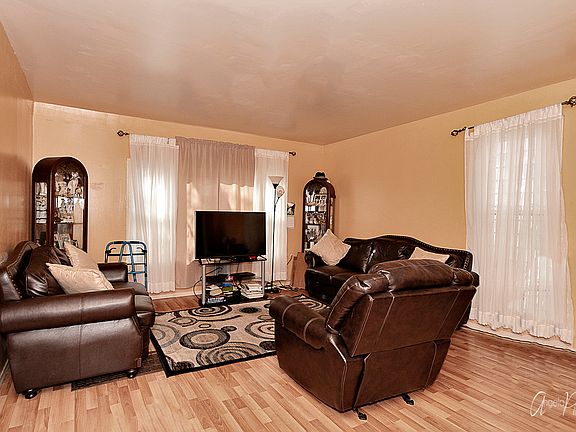 4th image of 604 W Water St