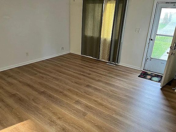 5th image of 4812 Howard St