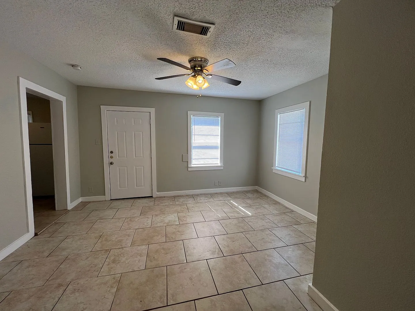Three bedroom Upstairs Duplex — Photo 2