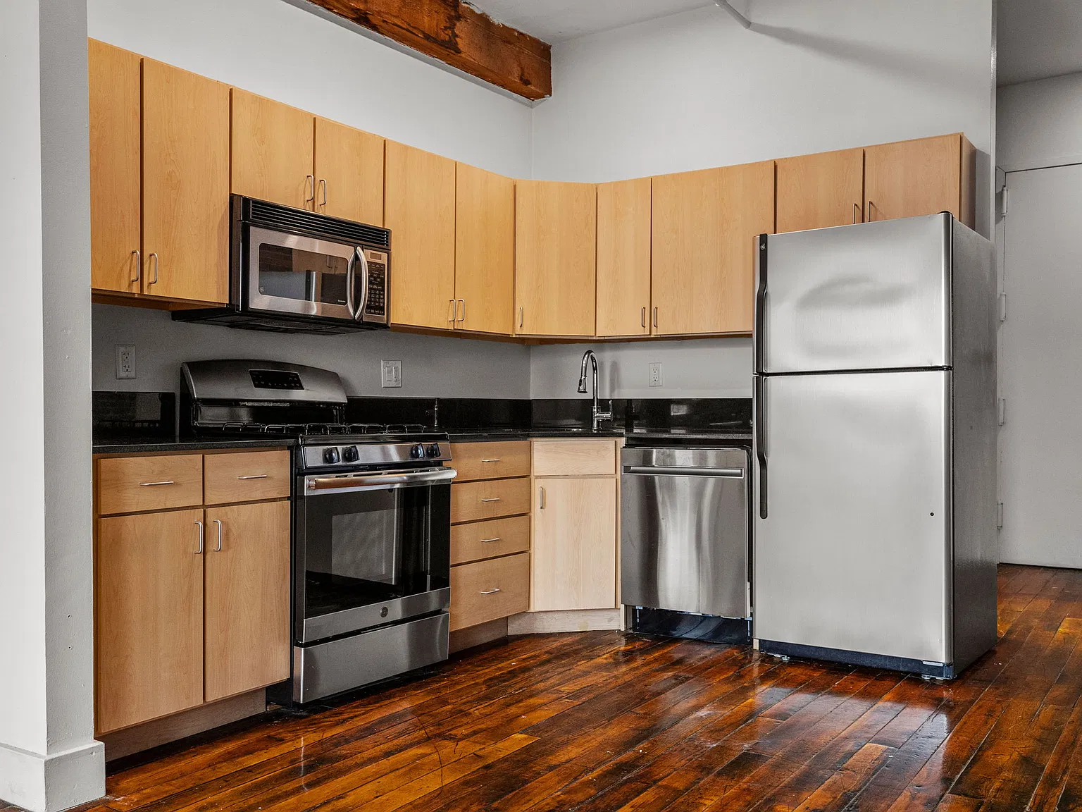 Studio, 550 sqft, $2,900 — Photo 2
