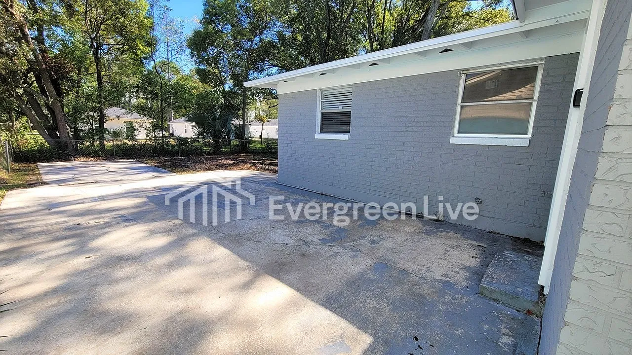 3 bed, 2.0 bath, 920 sqft, $1,195 — Photo 3