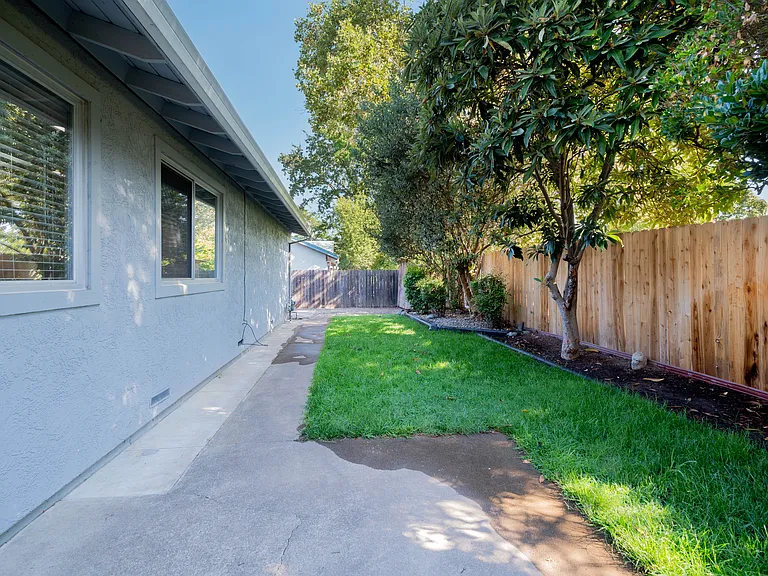 El Camino Duplexes — Photo 21