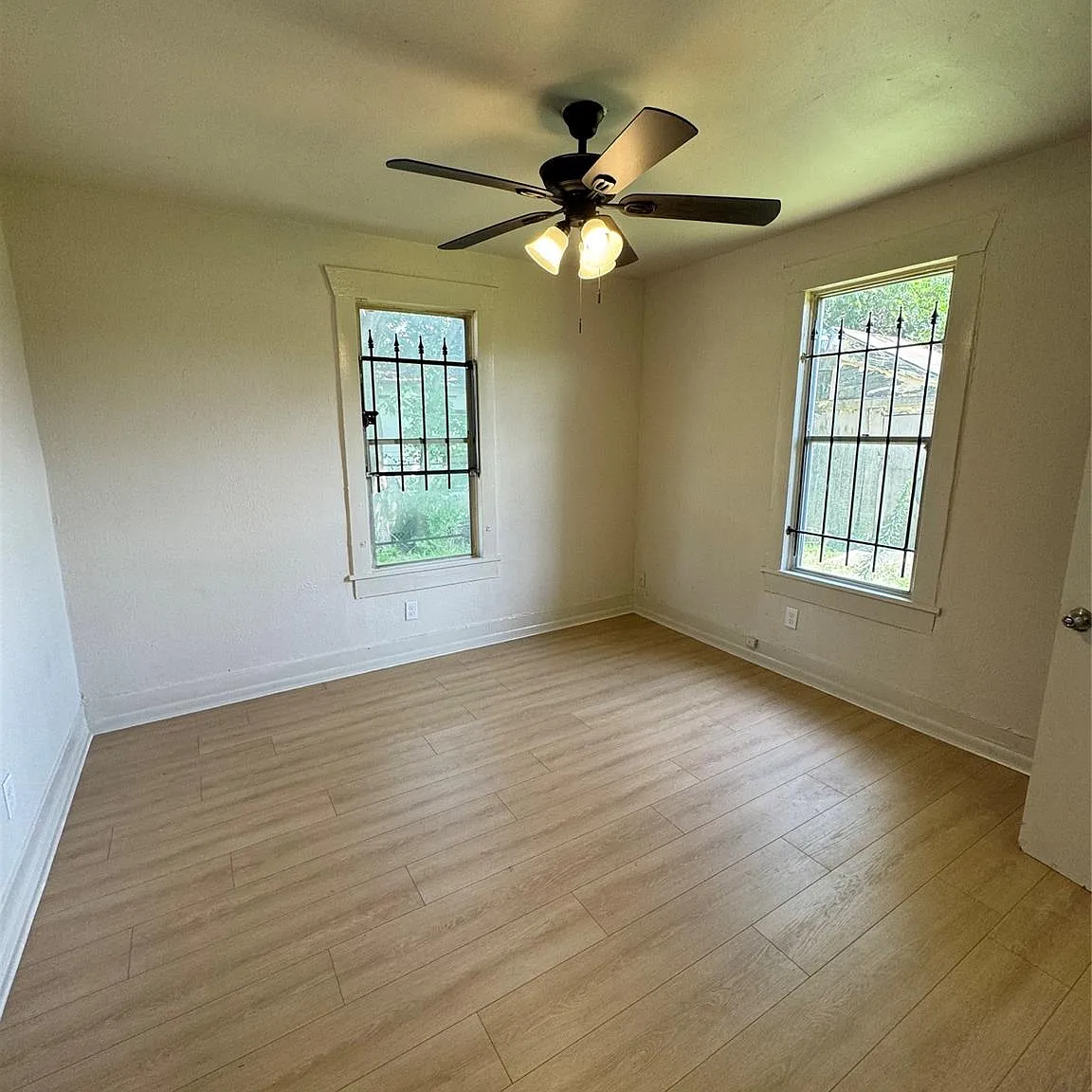3 bed, 1.0 bath, 864 sqft, $1,290 — Photo 3