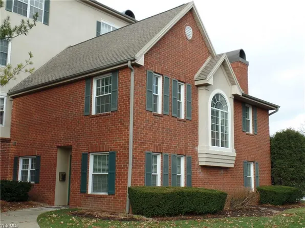 240 Fox Hollow Dr APT 100, Cleveland, OH 44124