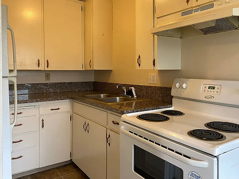 480-Knox St — Photo 17