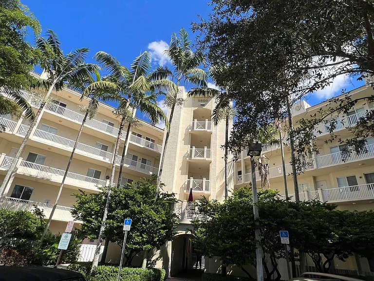 3600 Oaks Clubhouse Dr #309 — Photo 2