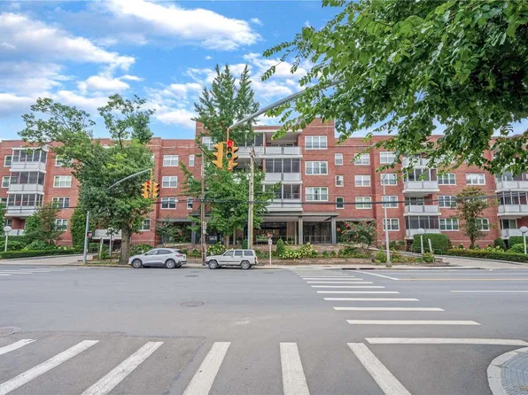 1 Kensington Gate #208, Great Neck, NY 11021