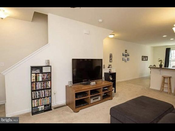 3rd image of 131 Streamview Dr